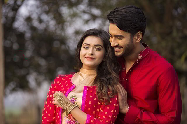 লাল রং মানিয়ে যাবে গোধূলিবেলায়। পোশাক: ওটু