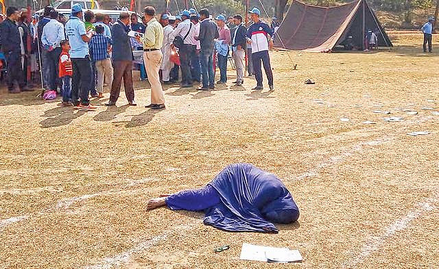 ছেলে হত্যার বিচার চেয়ে মাটিতে লুটিয়ে পড়েন মা জাহেদা আমিন চৌধুরী। গতকাল চট্টগ্রাম বিশ্ববিদ্যালয় মাঠে কর্মচারী সমিতির ক্রীড়া প্রতিযোগিতা অনুষ্ঠানে। প্রথম আলো ফাইল ছবি।