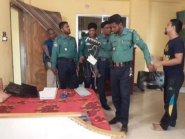 অভিযানে ভবন দুটির সিসিটিভি ক্যামেরা জব্দ করে পুলিশ। ইছানগর, কর্ণফুলী, চট্টগ্রাম, ১২ ফেব্রুয়ারি। ছবি: প্রথম আলো