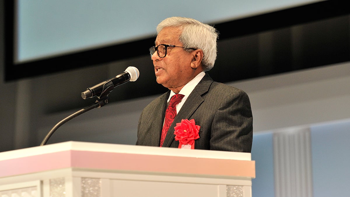 টোকিওতে জাপানভিত্তিক আন্তর্জাতিক শিক্ষাপ্রতিষ্ঠান কুমনের ৬০তম প্রতিষ্ঠাবার্ষিকীর অনুষ্ঠানে প্রধান অতিথির বক্তব্যে স্যার ফজলে হাসান আবেদ। ছবি: সংগৃহীত