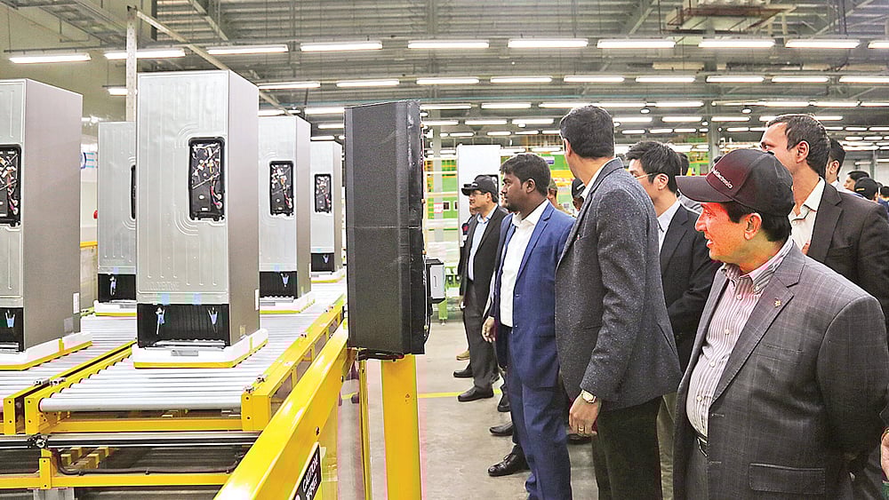 ফেয়ার ইলেকট্রনিকসের কারখানায় স্যামসাংয়ের ফ্রিজ উৎপাদনপ্রক্রিয়া ঘুরে দেখেন জাতীয় রাজস্ব বোর্ডের (এনবিআর) চেয়ারম্যান মোশাররফ হোসেন ভূঁইয়া (সর্বডানে)। গত শনিবার নরসিংদীর শিবপুরে। ছবি: ফেয়ার ইলেকট্রনিকসের সৌজন্যে