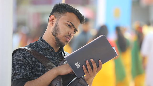 বই পছন্দ করছেন এক বইপ্রেমী।
