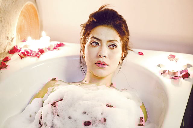 সুগন্ধী সাবান শরীর মন দুটোকেই সতেজ করে। ছবি: অধুনা