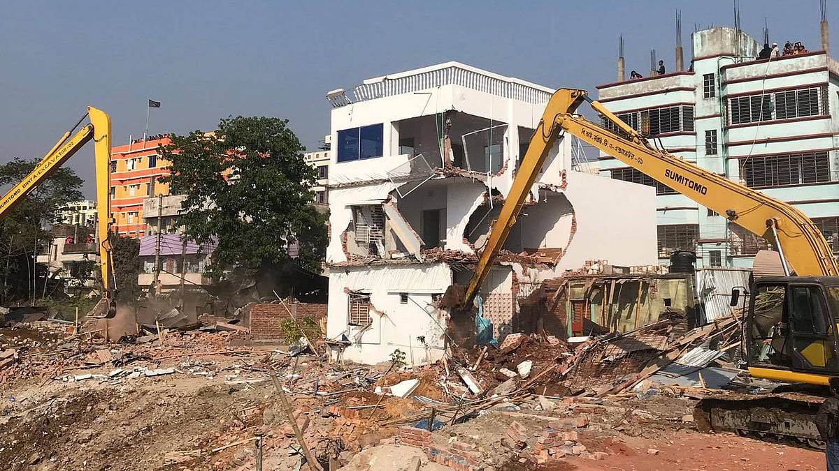 কামরাঙ্গীরচরের ঝাউচরে বুড়িগঙ্গা নদীর জায়গা দখল করে নির্মাণ করা বাড়ি ভেঙে দেয় বিআইডব্লিউটিএ কর্তৃপক্ষ। ১৩ ফেব্রুয়ারি, বুধবার। ছবি: সংগৃহীত