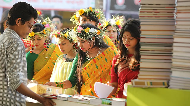 বাসন্তী রঙের শাড়ি পরে মেলায় কিশোরী ও তরুণীরা।