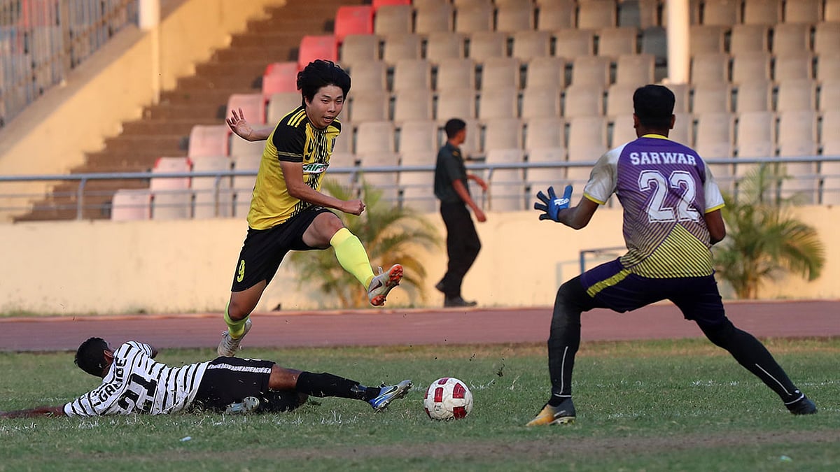 গোল করেননি, কিন্তু সাইফের দুই গোলেই আছে পার্কের অবদান। ছবি: প্রথম আলো