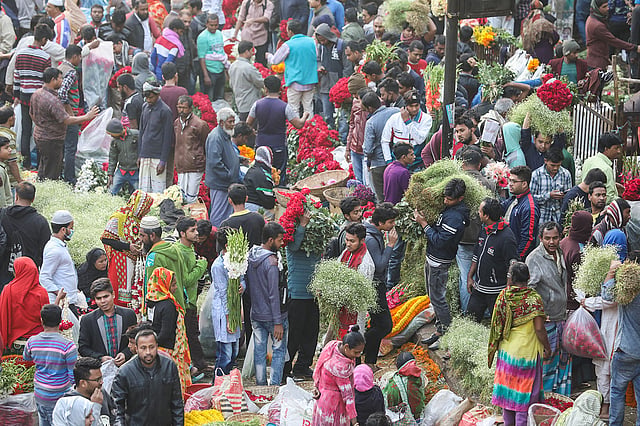 ফুলের বিকিকিনিতে ব্যস্ত পথও।