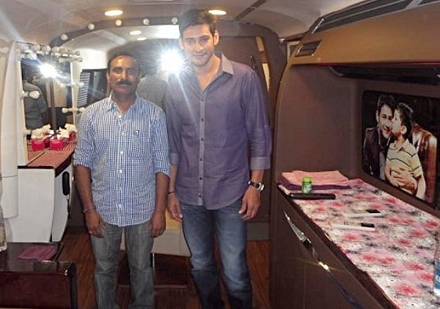 মহেশ বাবুর এই ভ্যানিটি ভ্যানের দাম ৬ কোটি ২ লাখ রুপি। এটি শাহরুখের ভ্যানিটি ভ্যানের চেয়েও দামি। ছবি: সংগৃহীত