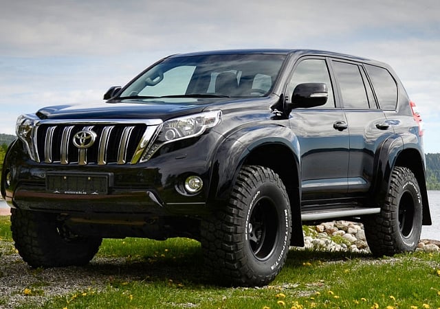 টয়োটা ল্যান্ড ক্রুজার বেশ পছন্দ মহেশের। ছবি: সংগৃহীত