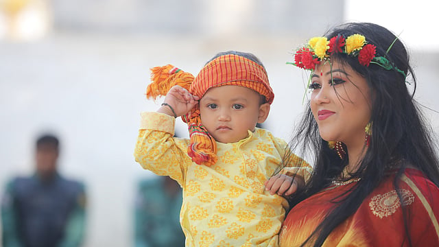 মায়ের সঙ্গে বইমেলায় সে।