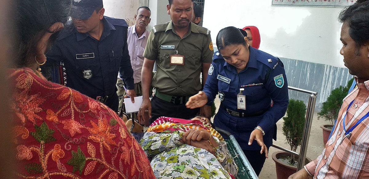 দিনাজপুরে সড়ক দুর্ঘটনায় আহত হয়ে রাস্তায় পড়ে থাকা মুমূর্ষু মা-ছেলেসহ তিনজনকে নিজের গাড়িতে তুলে হাসপাতালে নিয়ে যান বীরগঞ্জের ওসি সাকিলা পারভীন। বুধবার, ১৩ ফেব্রুয়ারি, দিনাজপুর। ছবি: প্রথম আলো