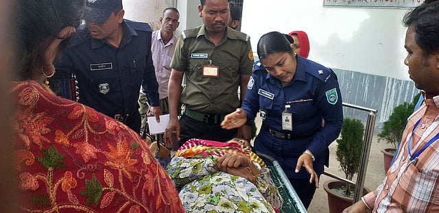 দিনাজপুরে সড়ক দুর্ঘটনায় আহত হয়ে রাস্তায় পড়ে থাকা মুমূর্ষু মা-ছেলেসহ তিনজনকে নিজের গাড়িতে তুলে হাসপাতালে নিয়ে যান বীরগঞ্জের ওসি সাকিলা পারভীন। বুধবার, ১৩ ফেব্রুয়ারি, দিনাজপুর। ছবি: প্রথম আলো