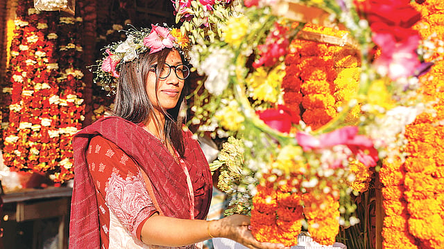 বসন্ত উদ্‌যাপনে ফুল কিনছেন এক তরুণী। গতকাল রাজধানীর শাহবাগে।  প্রথম আলো