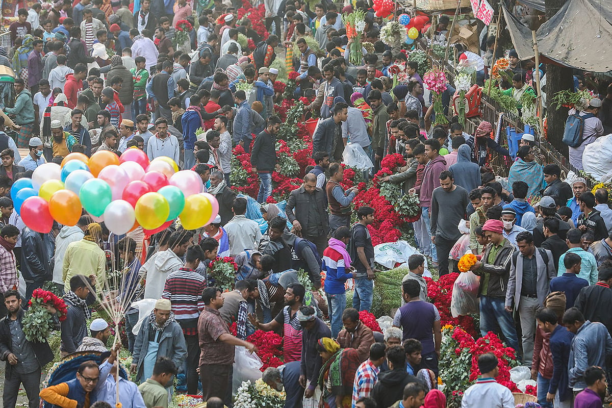 ভোররাত থেকেই জমজমাট হতে থাকে এই বাজার।