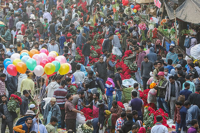 ভোররাত থেকেই জমজমাট হতে থাকে এই বাজার।
