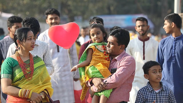 অনেকে এসেছেন সপরিবার।