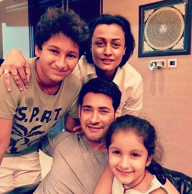 পরিবারের সঙ্গে মহেশ বাবু। ছবি: সংগৃহীত
