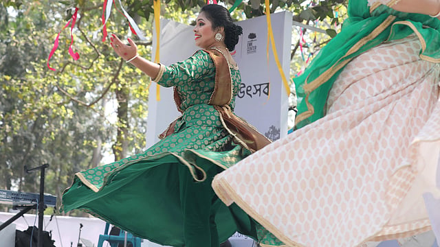 বটতলার মঞ্চে নৃত্য পরিবেশন।