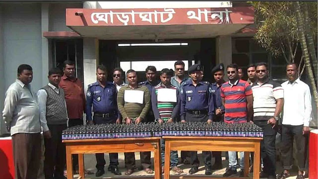 পেঁয়াজের চালানে লুকিয়ে নেওয়া হচ্ছিল এসব ফেনসিডিল। এতে গ্রেপ্তার করা হয় ট্রাকের চালক ও তাঁর সহকারী। ঘোড়াঘাট, দিনাজপুর, ১৪ ফেব্রুয়ারি। ছবি: প্রথম আলো