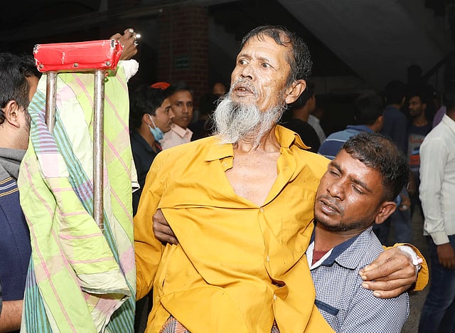 অগ্নিকাণ্ডের পর রোগীদের সরিয়ে নেওয়া হচ্ছে। ছবি: খালেদ সরকার
