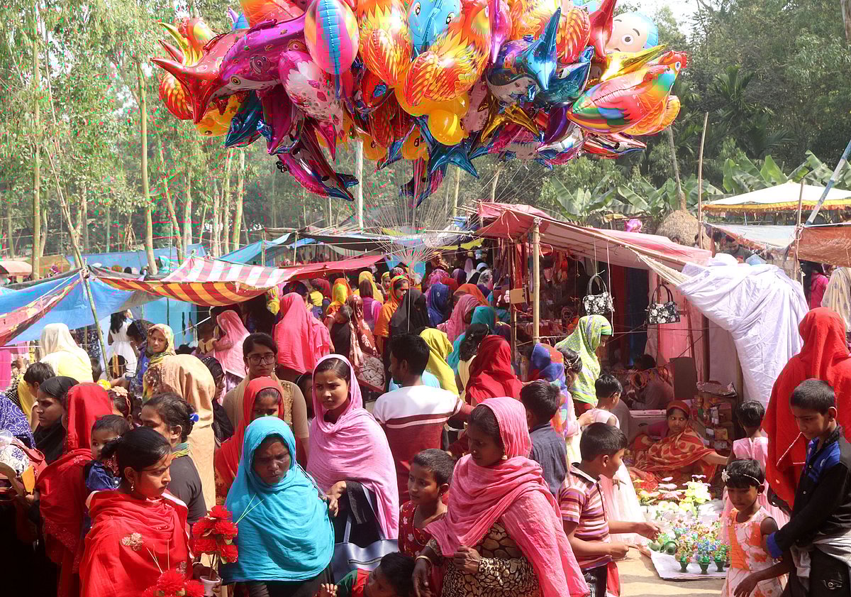 ঐতিহ্যবাহী পোড়াদহ মেলা উপলক্ষে আশপাশের গ্রামের বধূরা বাবার বাড়িতে নাইয়র আসেন।