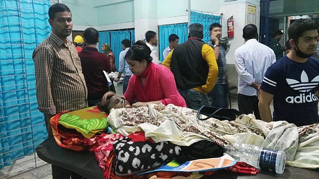 সোহরাওয়ার্দী হাসপাতাল থেকে আনা এক রোগীকে ঢামেক হাসপাতালে চিকিৎসার ব্যবস্থা করা হচ্ছে। ১৪ ফেব্রুয়ারি, ঢাকা। ছবি: আমিনুল ইসলাম