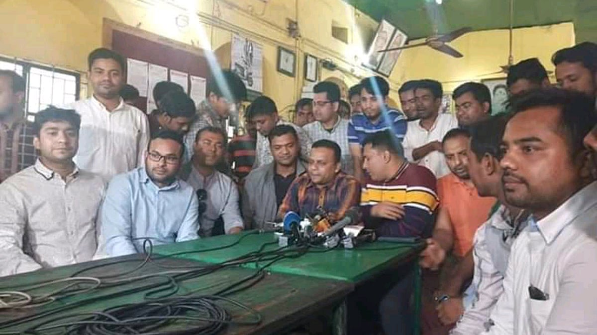 প্রায় নয় বছর পর দ্বিতীয় দিনের মতো মধুর ক্যানটিনে গিয়ে সাংবাদিকদের সঙ্গে কথা বলেন ছাত্রদলের কেন্দ্রীয় সভাপতি রাজিব আহসান। ছবি: প্রথম আলো