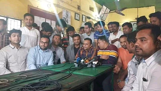 প্রায় নয় বছর পর দ্বিতীয় দিনের মতো মধুর ক্যানটিনে গিয়ে সাংবাদিকদের সঙ্গে কথা বলেন ছাত্রদলের কেন্দ্রীয় সভাপতি রাজিব আহসান। ছবি: প্রথম আলো