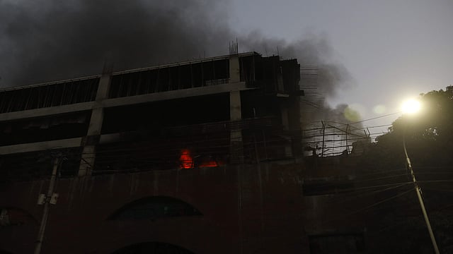 শহীদ সোহরাওয়ার্দী মেডিকেল কলেজ হাসপাতালের একটি ভবনে আগুন লেগেছে। ঢাকা, ১৪ ফেব্রুয়ারি। ছবি: খালেদ সরকার