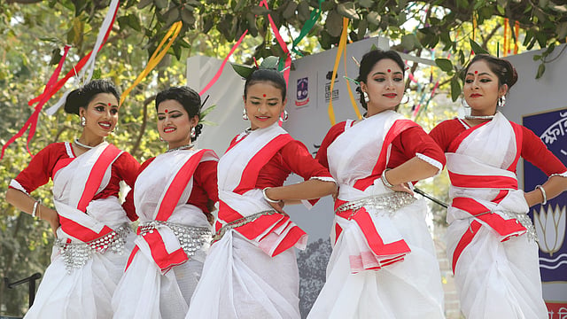 পাহাড়ি নৃত্য পরিবেশন করছেন শিল্পীরা। ঢাকা বিশ্ববিদ্যালয়, ঢাকা, ১৪ ফেব্রুয়ারি। ছবি: আবদুস সালাম