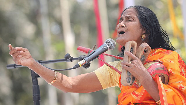 উৎসবে গান করছেন জনপ্রিয় সংগীতশিল্পী কাঙালিনী সুফিয়া।