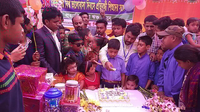 প্রতিবন্ধী শিক্ষার্থীদের নিয়ে বিশ্ব ভালোবাসা দিবস উপলক্ষে কেক কাটেন মেহেরপুরের প্রলয় শিখা গ্রুপ নামের একটি সামাজিক সংগঠনের সদস্যরা। ছবি: আবু সাঈদ