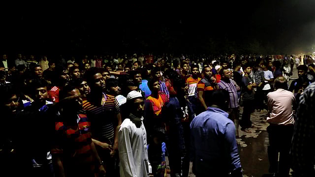 হাসপাতালের বাইরে উদ্বিগ্ন মানুষের ভিড়। ছবি:খালেদ সরকার