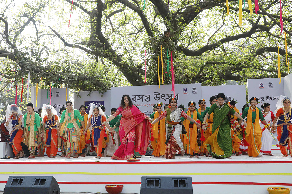 বসন্ত ও বন্ধুত্ব উদ্যাপন করতে বটতলায় দলীয় নৃত্য। আয়োজনে ইএমকে সেন্টার ও ঢাকা বিশ্ববিদ্যালয়। ঢাকা বিশ্ববিদ্যালয়, ঢাকা, ১৪ ফেব্রুয়ারি। ছবি: আবদুস সালাম