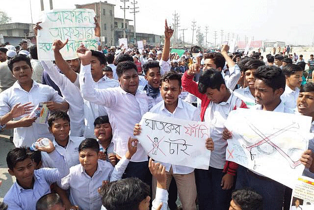 বিচারের দাবিতে রাস্তায় নামে শিক্ষার্থীরাও