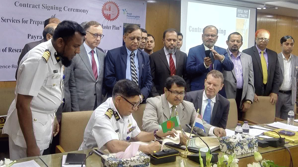 নৌপরিবহন মন্ত্রণালয়ের সভাকক্ষে পায়রা বন্দরের উন্নয়নের লক্ষ্যে পরামর্শক নিয়োগসংক্রান্ত একটি চুক্তিপত্র স্বাক্ষরিত হয়। ছবি: ইউএনবি