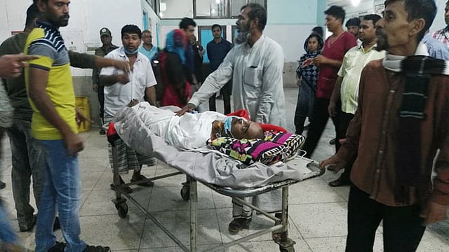 সোহরাওয়ার্দী হাসপাতাল থেকে রোগীদের ঢামেক হাসপাতালে নেওয়া হয়। ১৪ ফেব্রুয়ারি, ঢাকা। ছবি: আমিনুল ইসলাম