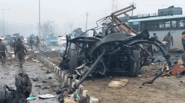 জম্মু-কাশ্মীরে জঙ্গি হামলায় ৪২ জওয়ান নিহত হয়েছেন। পুলওয়ামায় শ্রীনগর-জম্মু জাতীয় সড়কের ওপর সিআরপিএফের জওয়ানদের বহনকারী দুটি গাড়ি লক্ষ্য করে হামলা চালায় জঙ্গিরা। ছবি: সংগৃহীত