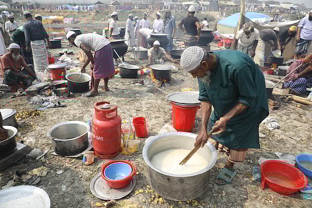 দুপুরের খাবারে প্রস্তুতি নিচ্ছেন মুসল্লিরা।