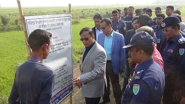 সুনামগঞ্জে হাওরের ফসল রক্ষা বাঁধের কাজ দেখার পর কথা বলছেন পানিসম্পদ প্রতিমন্ত্রী জাহিদ ফারুক। ছবি: প্রথম আলো