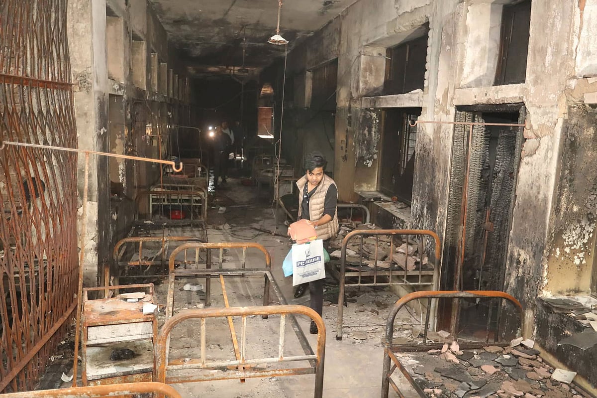 আগুনে হাসপাতালের কয়েকটি ওয়ার্ড ধ্বংসস্তূপে পরিণত হয়। ছবি: সাজিদ হোসেন