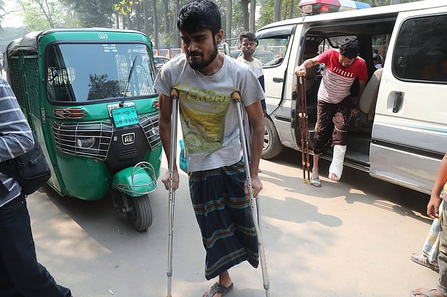আগুন নিয়ন্ত্রণে আসার পর ফিরতে শুরু করেছেন অনেক রোগী। ছবি: সাজিদ হোসেন