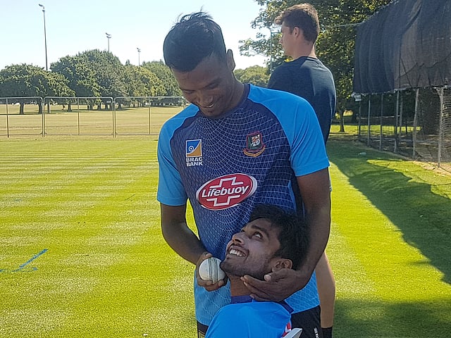 ক্রাইস্টচার্চে দ্বিতীয় ওয়ানডের আগে ফুরফুরে বাংলাদেশ দল। অনুশীলনের সময় খুনসুটি করতে দেখা গেল রুবেল হোসেন ও মেহেদী হাসান মিরাজকে। কালকের ম্যাচে রুবেল খেলবেন কিনা, সেটি নিয়ে আলোচনা কিন্তু আছেই। ছবি: লেখক