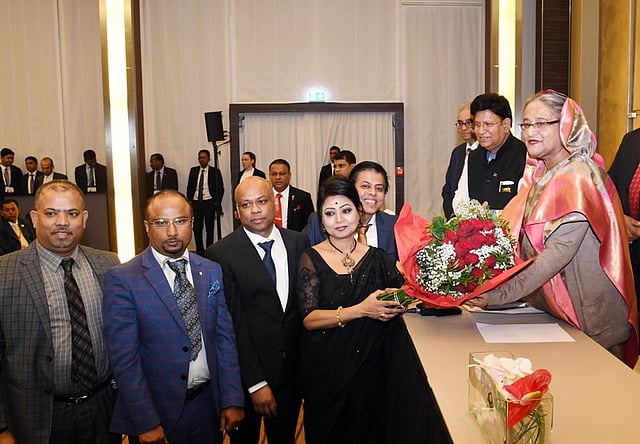মিউনিখ শেরাটন হোটেলে নাগরিক সংবর্ধনা অনুষ্ঠানে প্রধানমন্ত্রীকে ফুল দিয়ে অভিনন্দন জানাচ্ছেন বার্লিন প্রবাসী বাঙালিরা। ছবি: সংগৃহীত