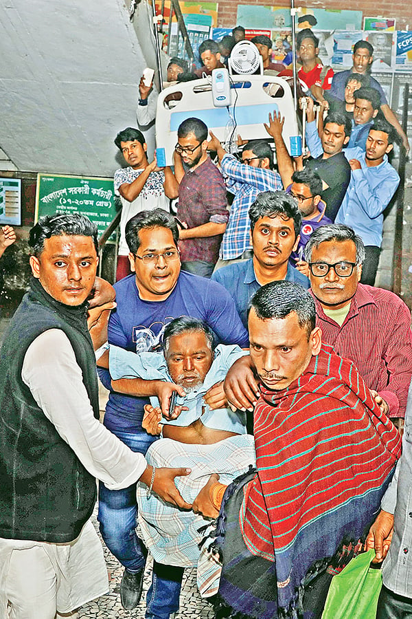 সোহরাওয়ার্দী হাসপাতালের একটি ভবনে আগুন লাগার পর জরুরি বিভাগের সিঁড়ি দিয়ে রোগীদের বের করা হচ্ছে।  ছবি: খালেদ সরকার