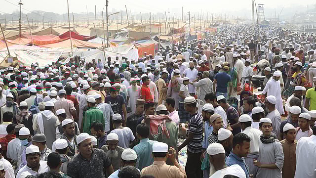 জুমার নামাজে অংশ নিতে মুসল্লিদের ঢল।