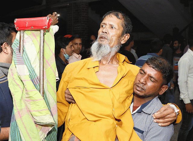 অগ্নিকাণ্ডের পর রোগীদের সরিয়ে নেওয়া হচ্ছে। ছবি: খালেদ সরকার