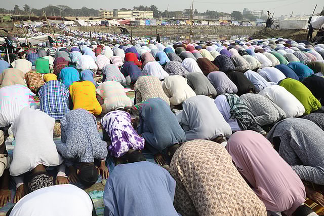 জুমার নামাজ আদায় করছেন মুসল্লিরা।