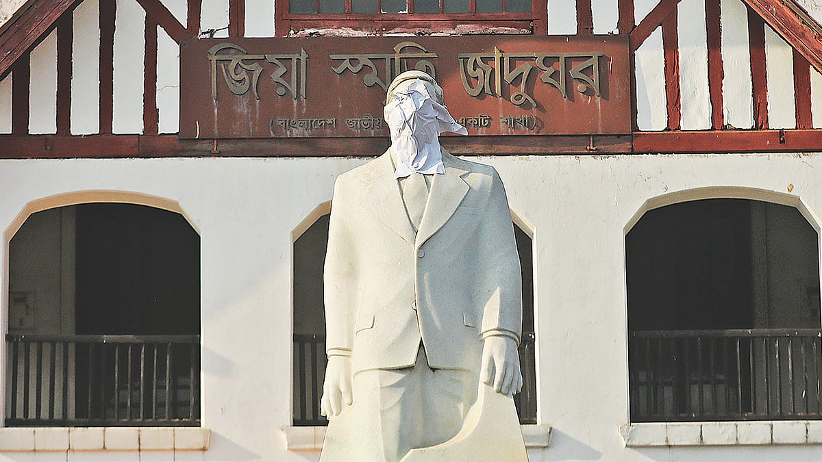 জিয়া স্মৃতি জাদুঘরের সামনে থাকা জিয়াউর রহমানের আবক্ষ ভাস্কর্যটির মুখ এভাবে কাগজ দিয়ে ঢেকে দিয়েছে দুর্বৃত্তরা। গতকাল বিকেল চারটায়। ছবি: সৌরভ দাশ