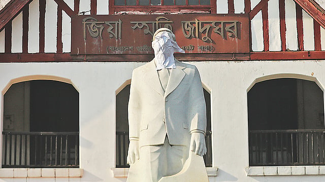 জিয়া স্মৃতি জাদুঘরের সামনে থাকা জিয়াউর রহমানের আবক্ষ ভাস্কর্যটির মুখ এভাবে কাগজ দিয়ে ঢেকে দিয়েছে দুর্বৃত্তরা। গতকাল বিকেল চারটায়।  ছবি: সৌরভ দাশ